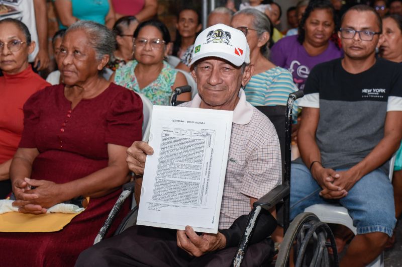 Entrega de Certidão de Imóveis para moradores da comunidade jardim Nova Vida no bairro 40 Horas