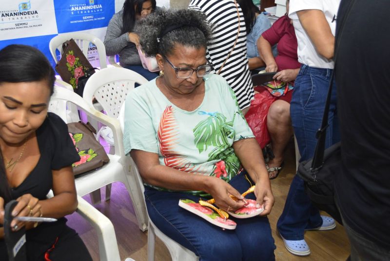Entrega de certificados do curso sandálias decoradas na sala da Semmu