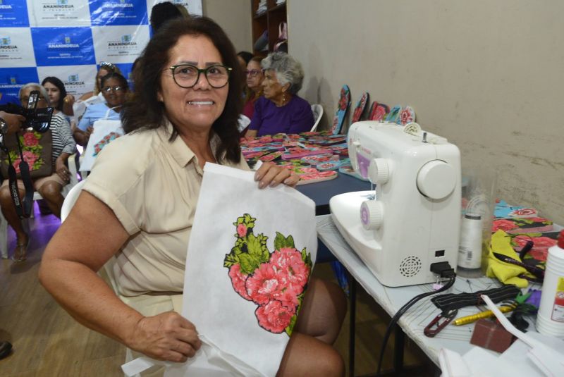 Entrega de certificados do curso sandálias decoradas na sala da Semmu