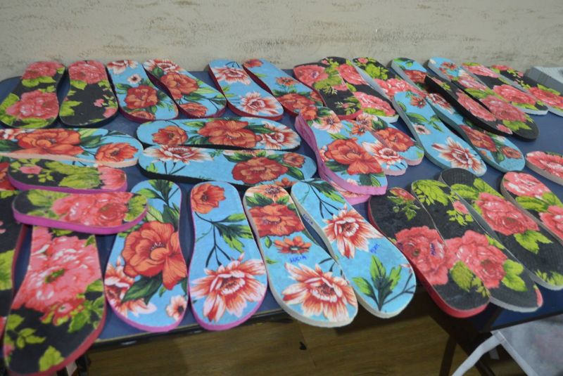 Entrega de certificados do curso sandálias decoradas na sala da Semmu