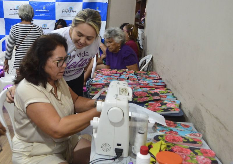 Entrega de certificados do curso sandálias decoradas na sala da Semmu
