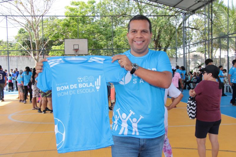 Entrega de camisas para alunos do Projeto Bom de Bola e Bom de Escola na Praça Tancredo Neves