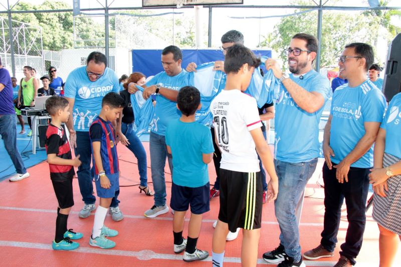 Entrega de camisas para alunos do Projeto Bom de Bola e Bom de Escola na Praça Tancredo Neves
