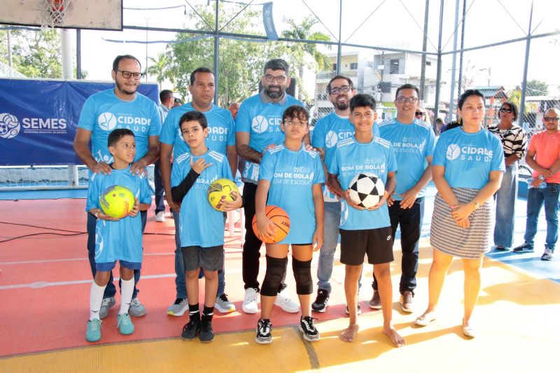 Entrega de camisas para alunos do Projeto Bom de Bola e Bom de Escola na Praça Tancredo Neves