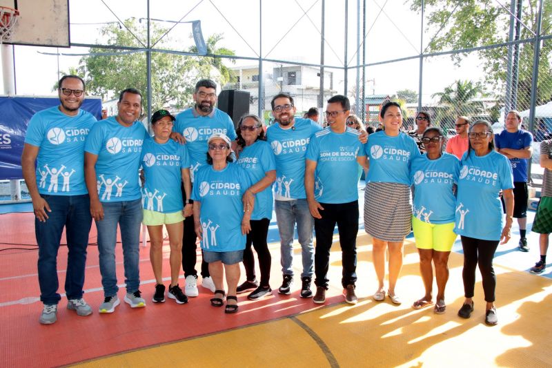 Entrega de camisas para alunos do Projeto Bom de Bola e Bom de Escola na Praça Tancredo Neves
