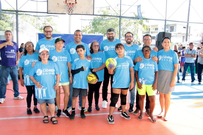 Entrega de camisas para alunos do Projeto Bom de Bola e Bom de Escola na Praça Tancredo Neves