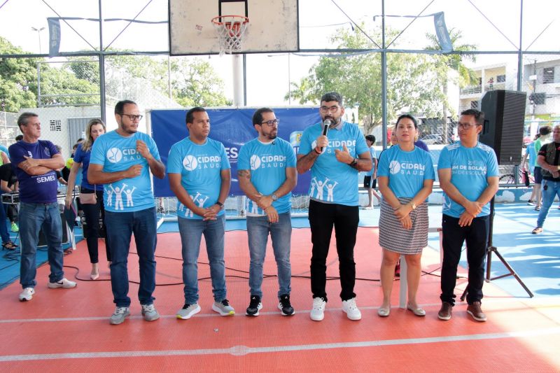 Entrega de camisas para alunos do Projeto Bom de Bola e Bom de Escola na Praça Tancredo Neves