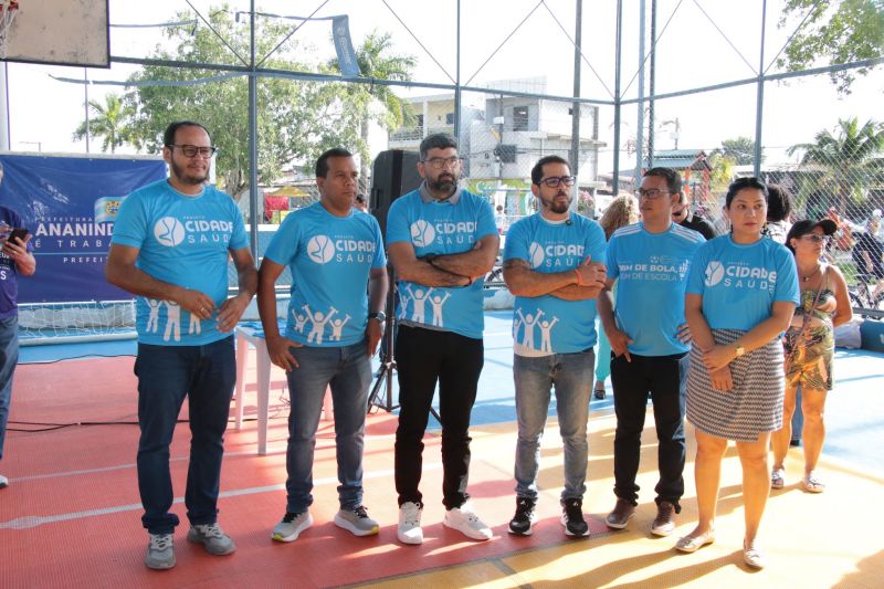 Entrega de camisas para alunos do Projeto Bom de Bola e Bom de Escola na Praça Tancredo Neves