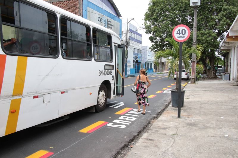 Sinalização viária na avenida Solimões no bairro PAAR