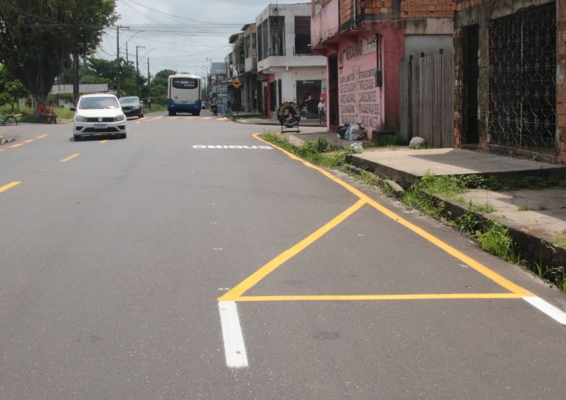 Sinalização viária na avenida Solimões no bairro PAAR
