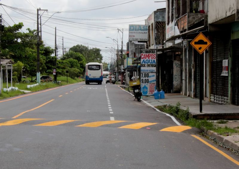 Sinalização viária na avenida Solimões no bairro PAAR