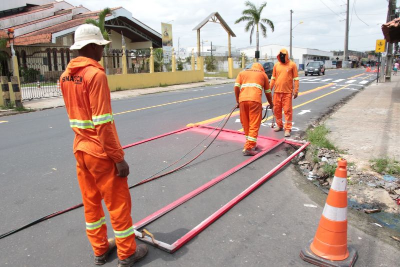 Sinalização viária na avenida Solimões no bairro PAAR