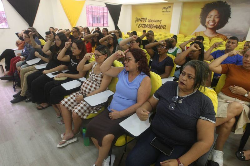 Aula de Libras básica aplicada no atendimento inclusivo