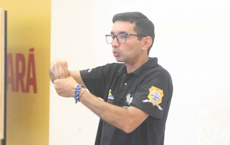 Aula de Libras básica aplicada no atendimento inclusivo