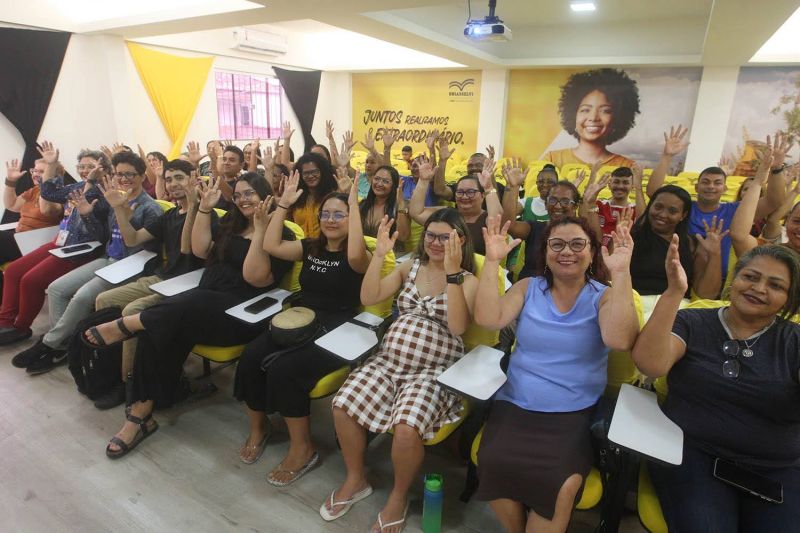 Aula de Libras básica aplicada no atendimento inclusivo