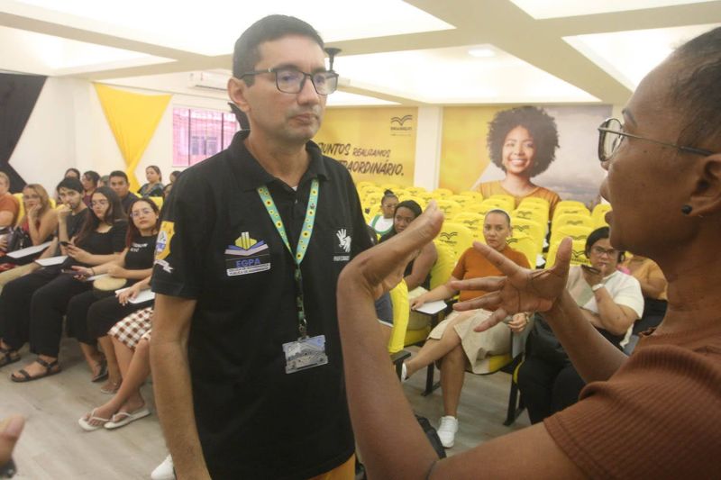 Aula de Libras básica aplicada no atendimento inclusivo