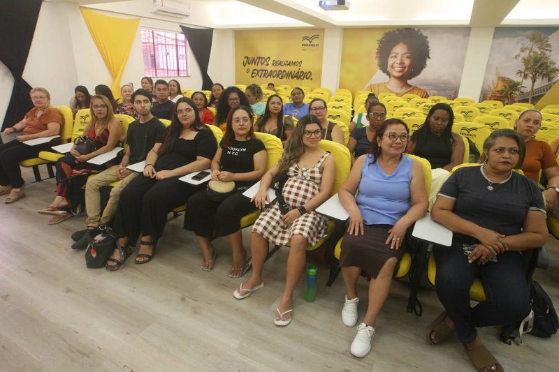 Aula de Libras básica aplicada no atendimento inclusivo