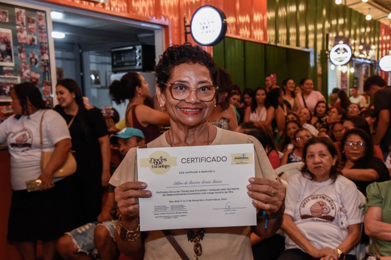 Entrega de certificado Doces que Encantam no Parque do 8