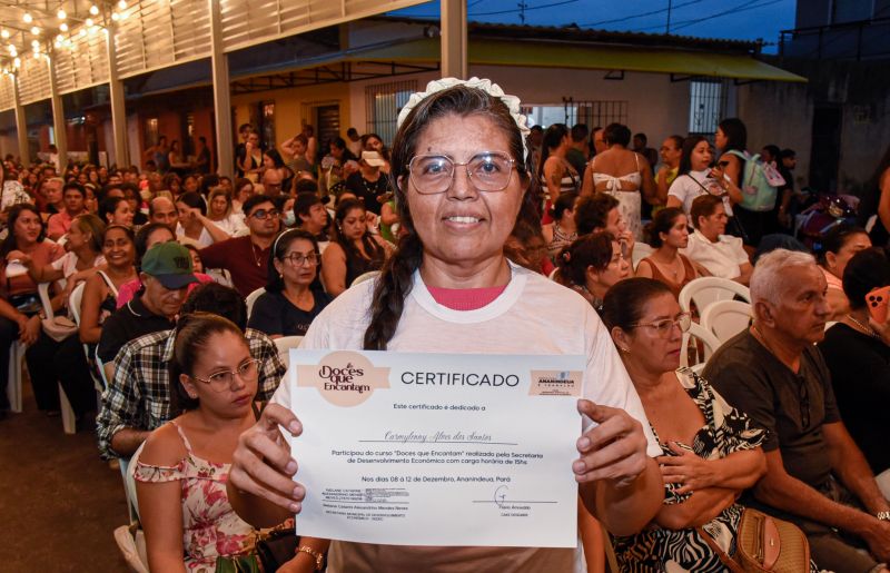 Entrega de certificado Doces que Encantam no Parque do 8