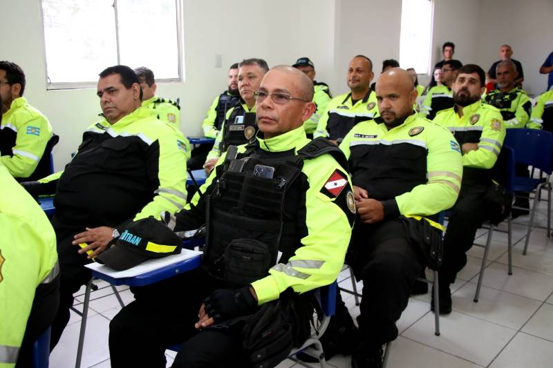Agentes na solenidade de progressão funcional.