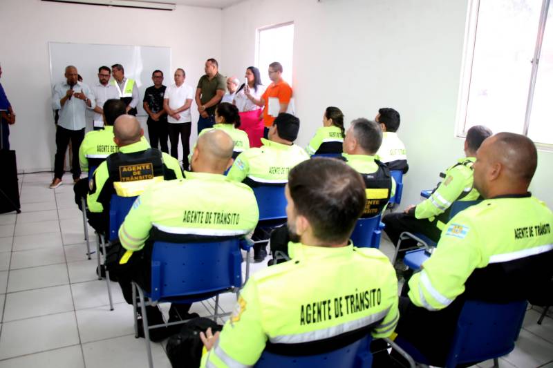 Agentes de trânsito da Semutran.