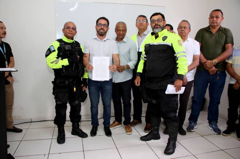 Agentes de trânsito com Vice Prefeito Dr. Hugo Atayde.