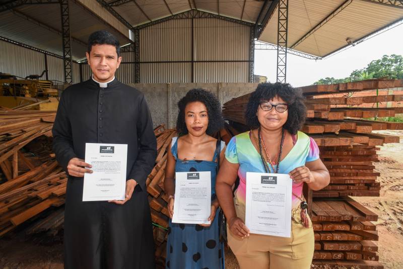 Representantes que assinaram o termo para o receber a doação da SEMA.