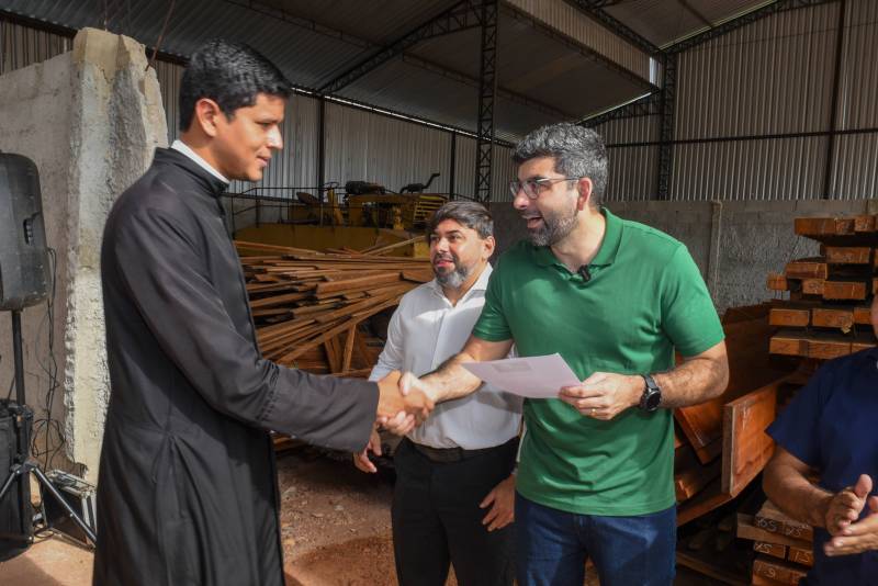 Representante da Paroquia PIO X com o Prefeito