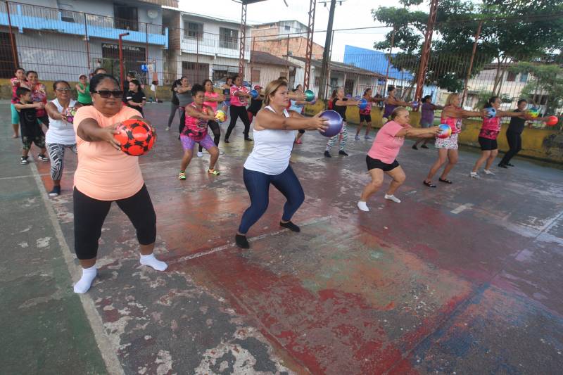 Moradoras aproveitam "Aulão de ritmos"