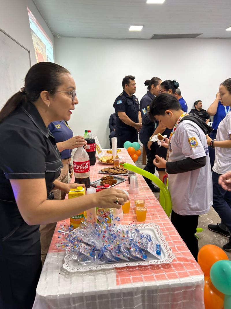 Momento do lanche aos alunos.