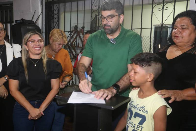 Prefeito de Ananindeua, Dr. Daniel Santos assinando a ordem de serviço.