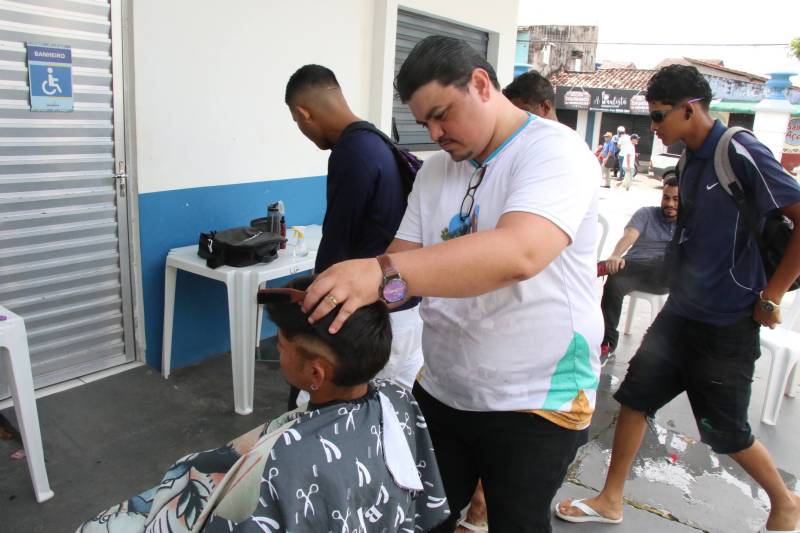 Quem foi para a comemoração também pôde cortar o cabelo
