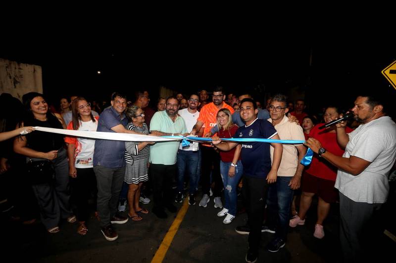 Prefeito Dr. Daniel Santos entregando mais vias asfaltadas.
