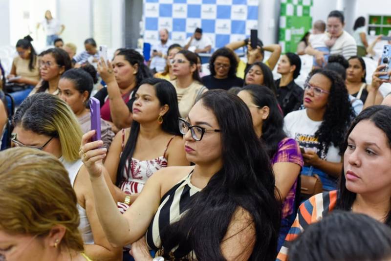 Alunos participando do curso "Doces que Encantam". 
