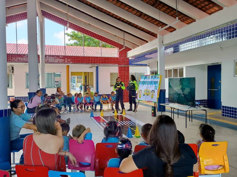 Alunos recebem atividades.