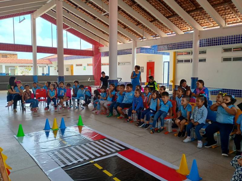Alunos recebem orientações sobre o trânsito.