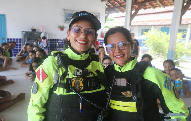 Agentes da Semutran ensinando na "Semana Nacional do Trânsito". 