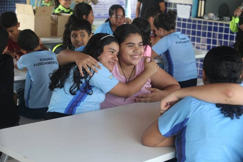 Alunos da Escola Clóvis Begot aprendendo na "Semana Nacional do Trânsito".