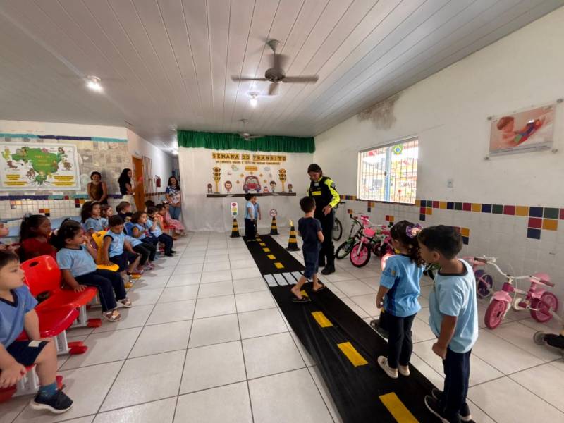 Alunos recebe orientações .