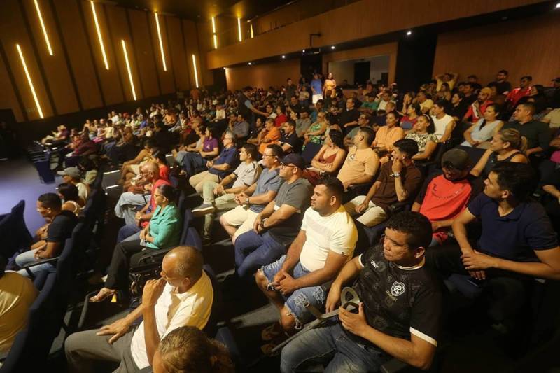 Público no Teatro Municipal participando da entrega dos certificados. 