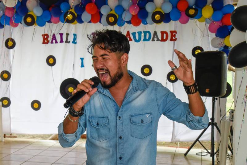 cantor Leandro França, garantindo um clima de festa.
