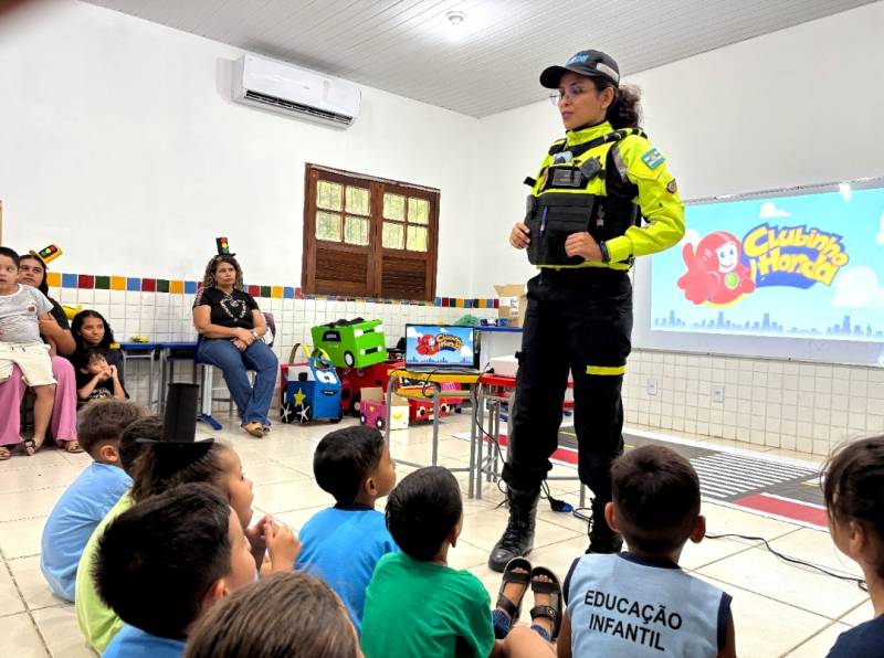 Alunos recebem orientações.