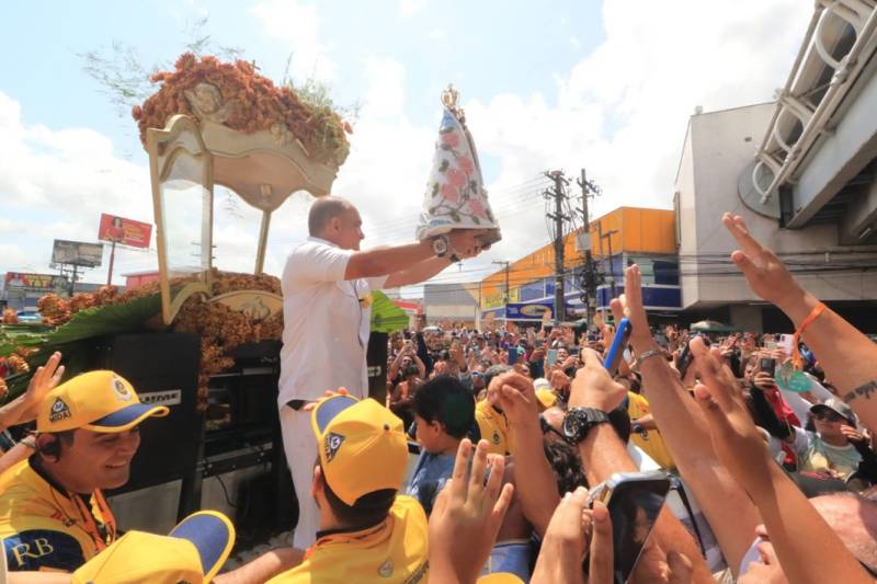 A população local emocionada com a passagem da imagem.