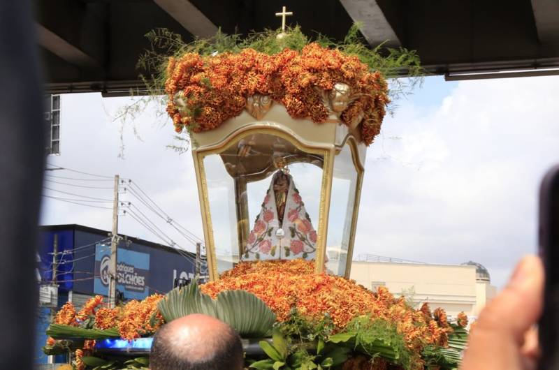 A imagem de Nossa Senhora de Nazaré chegando no shopping Castanheira.