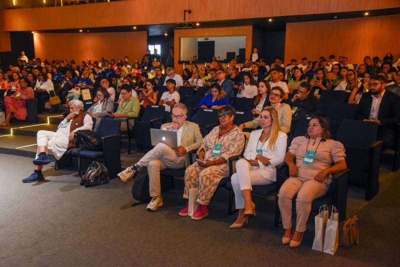 Público de vários países reunidos em prol do debate climático.