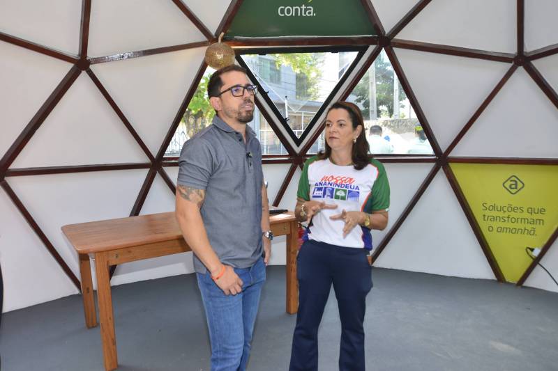 Vice-prefeito de Ananindeua, Dr. Hugo Atayde e a secretária de Serviços Urbanos, Marilene Pinheiro, contemplando o domo de educação ambiental.