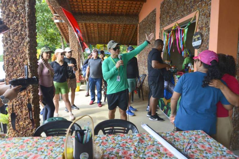 Diretor de turismo, Adrielson Furtado, apresentando a Ecotrilha na ilha de João Pilatos. 