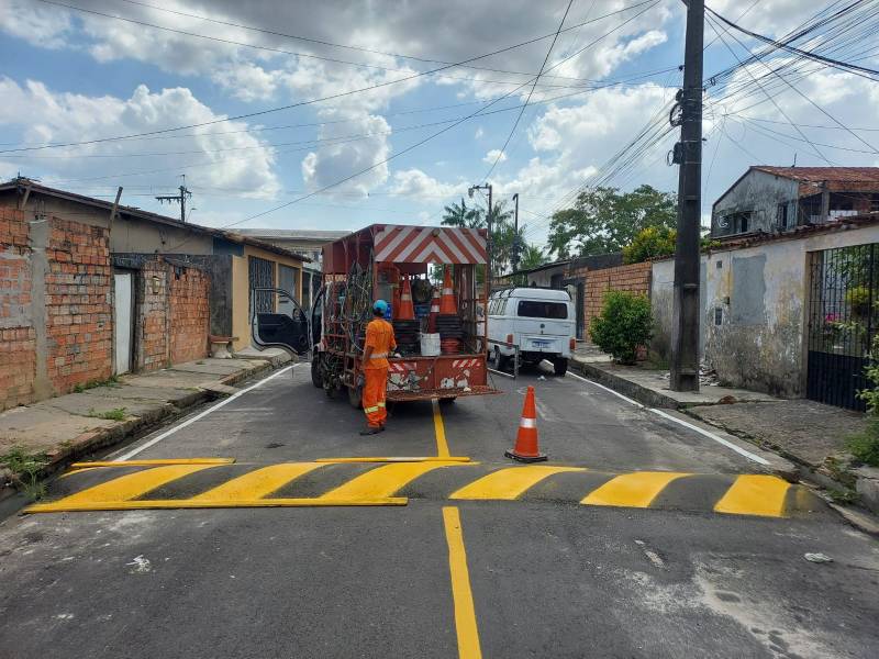 Lombada recebendo pintura refletiva.
