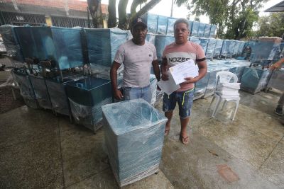 galeria: Entrega de branqueamento para batedores de açaí na feira do Artesanato