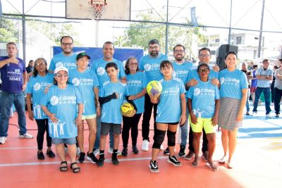 galeria: Entrega de camisas para alunos do Projeto Bom de Bola e Bom de Escola na Praça Tancredo Neves
